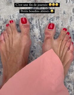 Iris Mittenaere feet photo thumbnail