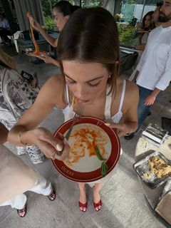Iris Mittenaere feet photo 5