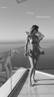 Iris Mittenaere feet photo 9