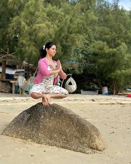 Iris Vatrana feet photo 1