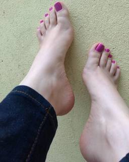Isa Pes feet photo thumbnail
