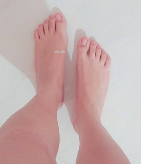 Isa Pes feet photo thumbnail