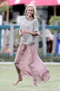 Isabel Lucas feet photo thumbnail