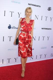 Isabel Lucas feet photo thumbnail