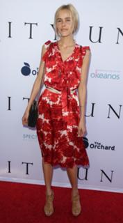 Isabel Lucas feet photo thumbnail