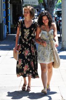 Isabel Lucas feet photo thumbnail