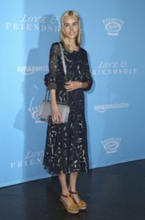 Isabel Lucas feet photo thumbnail