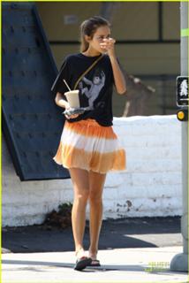 Isabel Lucas feet photo thumbnail