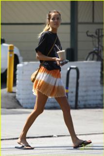 Isabel Lucas feet photo thumbnail