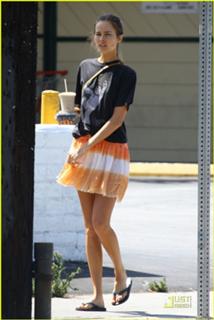 Isabel Lucas feet photo thumbnail