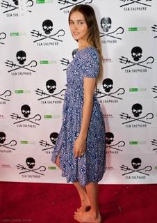 Isabel Lucas feet photo thumbnail
