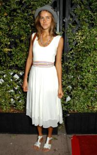 Isabel Lucas feet photo thumbnail