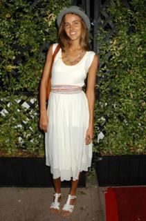 Isabel Lucas feet photo thumbnail