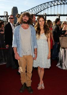 Isabel Lucas feet photo thumbnail
