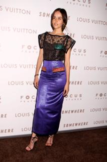 Isabel Lucas feet photo thumbnail