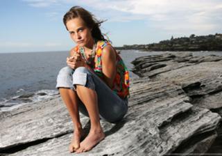 Isabel Lucas feet photo thumbnail