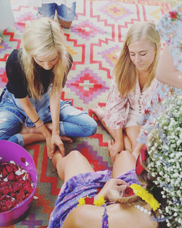 Isabel Lucas feet photo thumbnail