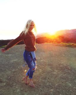 Isabel Lucas feet photo thumbnail
