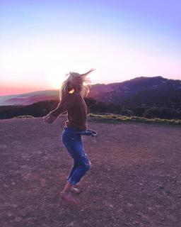 Isabel Lucas feet photo thumbnail