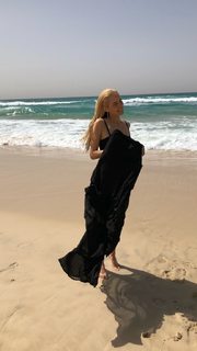 Isabel Lucas feet photo thumbnail