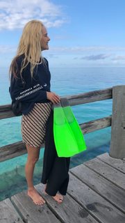 Isabel Lucas feet photo thumbnail