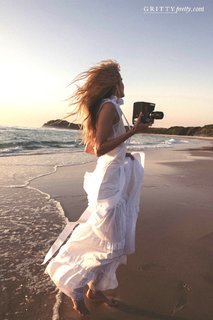 Isabel Lucas feet photo thumbnail
