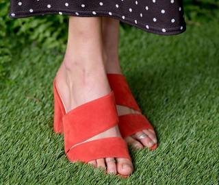 Isabel Lucas feet photo thumbnail