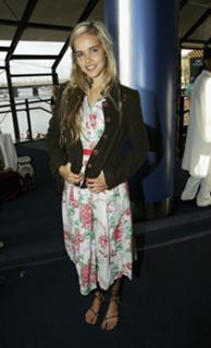 Isabel Lucas feet photo thumbnail