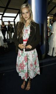 Isabel Lucas feet photo thumbnail