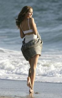 Isabel Lucas feet photo thumbnail