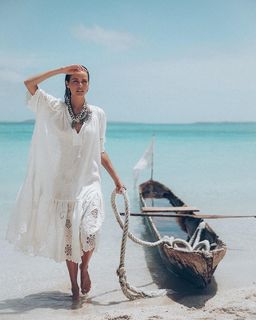 Isabel Lucas feet photo thumbnail