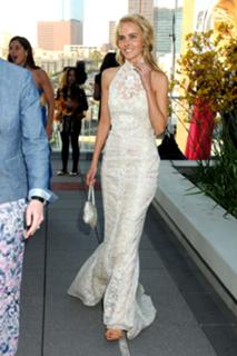 Isabel Lucas feet photo thumbnail