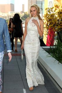 Isabel Lucas feet photo thumbnail