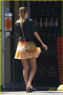 Isabel Lucas feet photo thumbnail