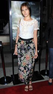 Isabel Lucas feet photo thumbnail