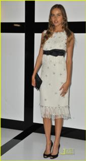 Isabel Lucas feet photo thumbnail