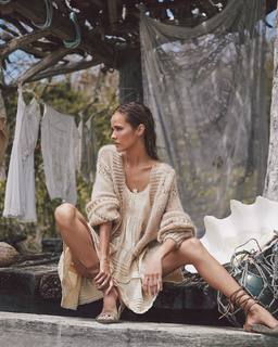 Isabel Lucas feet photo thumbnail