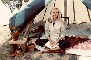 Isabel Lucas feet photo thumbnail