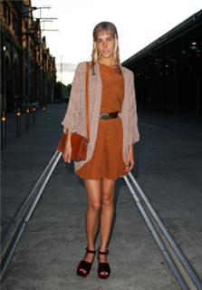 Isabel Lucas feet photo thumbnail