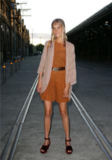 Isabel Lucas feet photo thumbnail
