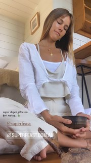 Isabel Lucas feet photo thumbnail