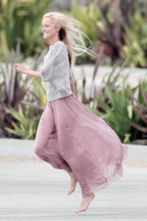 Isabel Lucas feet photo thumbnail
