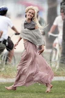Isabel Lucas feet photo thumbnail