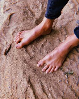 Isabel Lucas feet photo thumbnail