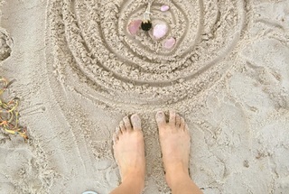 Isabel Lucas feet photo thumbnail