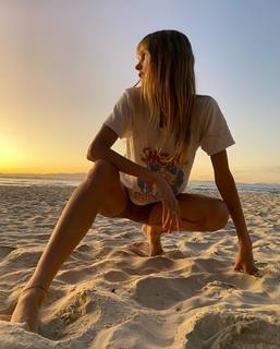 Isabel Lucas feet photo thumbnail