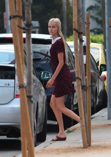Isabel Lucas feet photo thumbnail