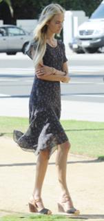 Isabel Lucas feet photo thumbnail
