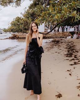 Isabel Lucas feet photo thumbnail