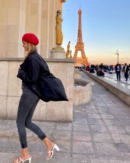 Isabel Lucas feet photo thumbnail